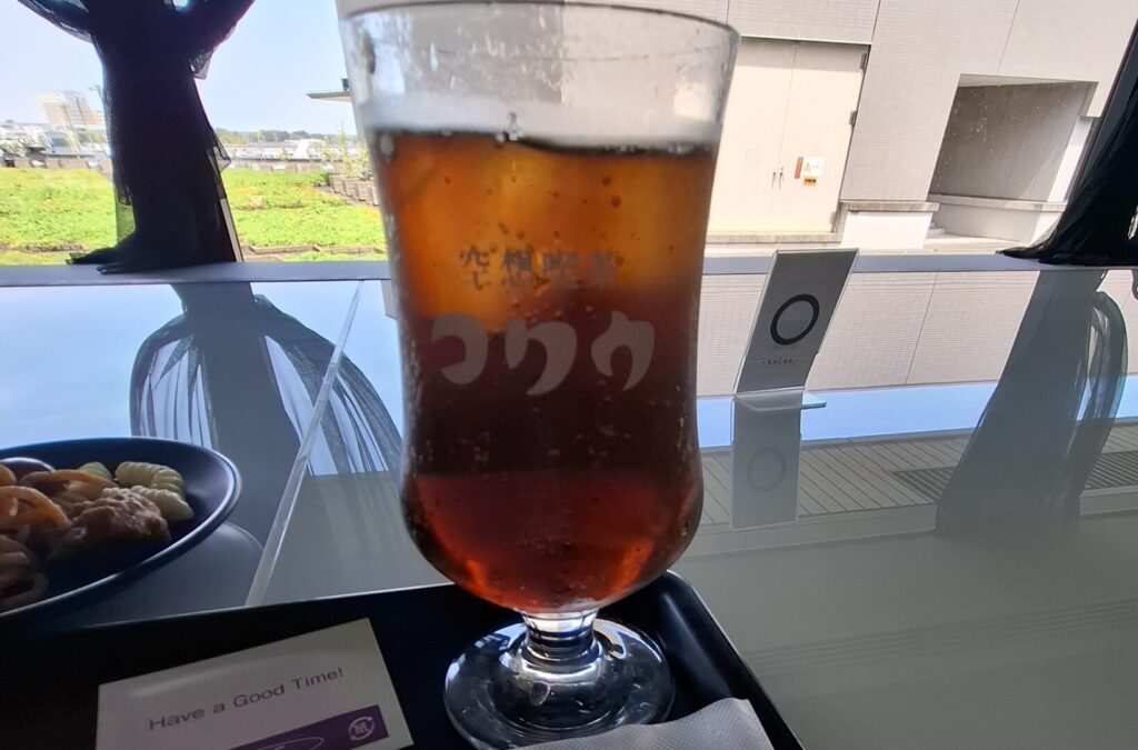 筆者が訪れた成田空港の第2ターミナルのラウンジKocooで提供されるクラフトコーラをとった写真