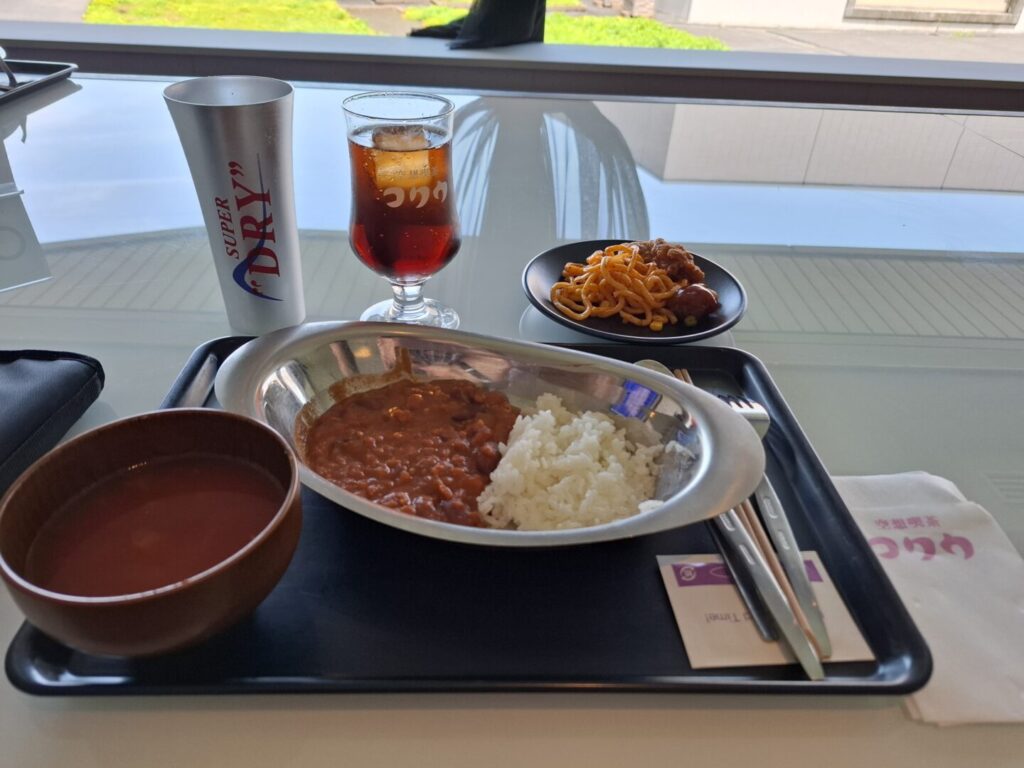 筆者が訪れた成田空港の第2ターミナルのラウンジKocooで提供されるチリコンカンとスープなどをとった写真
