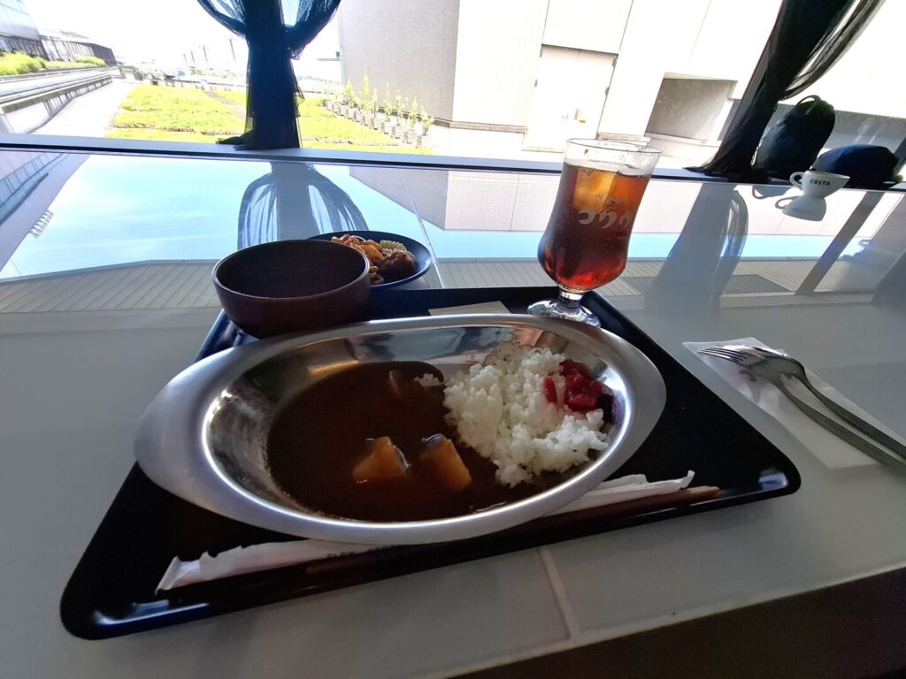 筆者が訪れた成田空港の第2ターミナルのラウンジKocooで提供されるカレーとスープなどをとった写真
