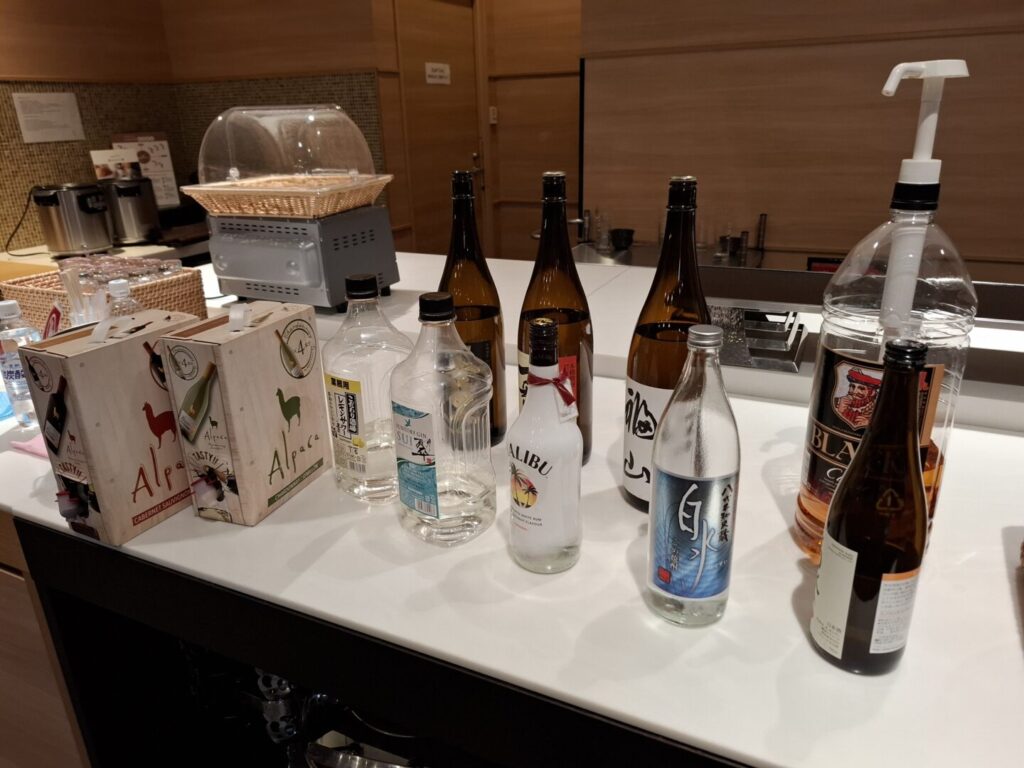 筆者が宿泊したカンデオホテルズ福山でハッピーアワーで提供されたお酒を撮った写真