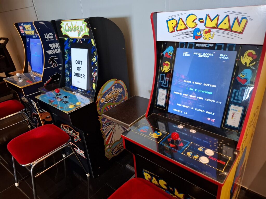 筆者が訪れた成田空港の第2ターミナルのラウンジKocooにあるアーケードゲーム機のパックマンの写真