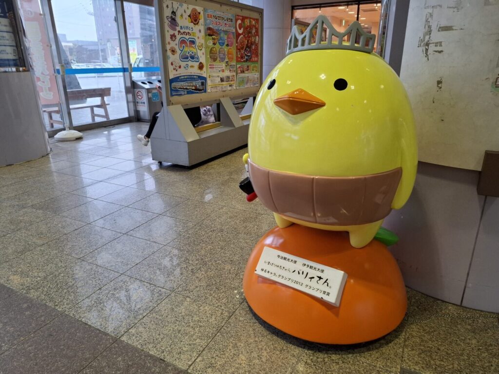 筆者が訪れた愛媛県今治市で、今治駅にあったバリィさんと駅の中の様子を撮った写真
