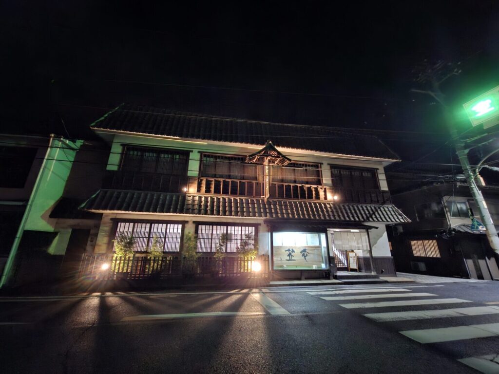 筆者が広島県の福山市で名物のうずみをたべた季節料理衣笠の外観を撮った写真