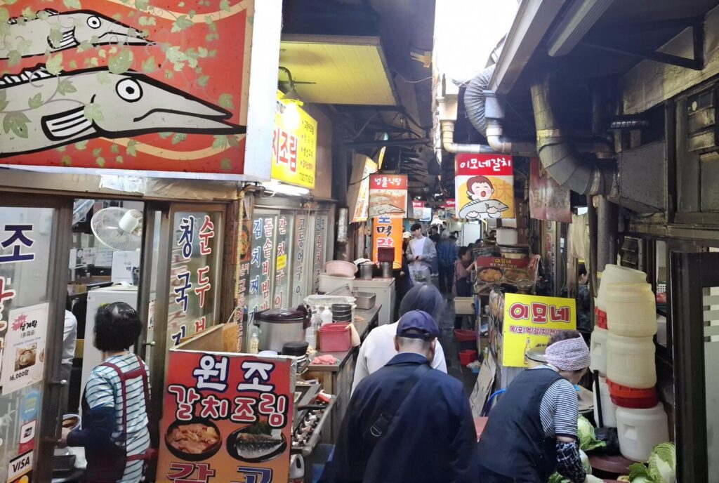 ソウルの南大門市場近くのタチウオ通りを筆者がとった写真