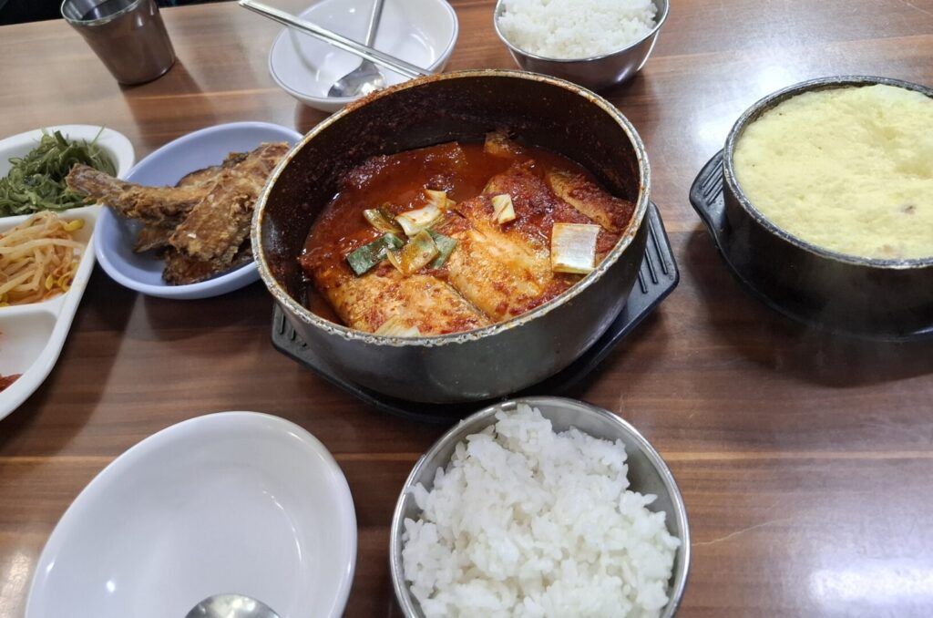 筆者が南大門市場近くのタチウオ通りを訪れた際に食事をしたノンクルシッタンでタチウオ鍋のセット、バンチャンを含めて撮った写真