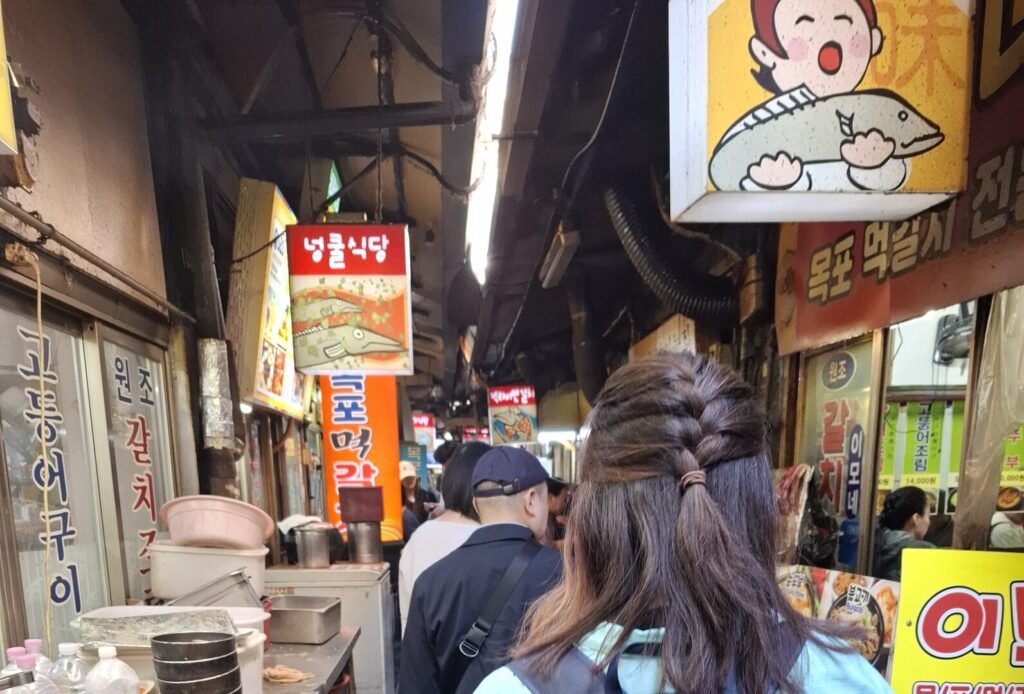 筆者が南大門市場近くのタチウオ通りを訪れた際に人気店で行列ができているのを撮った写真