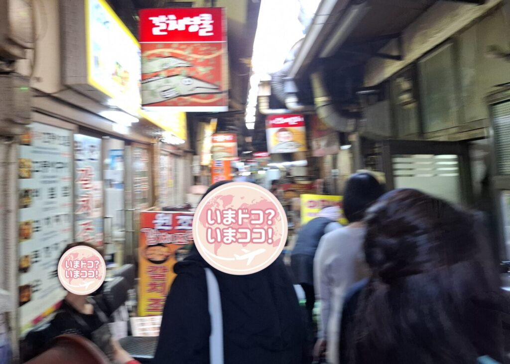筆者が南大門市場近くのタチウオ通りで暑くて暗い中をずっと行列に並んでいる人たちを撮った写真