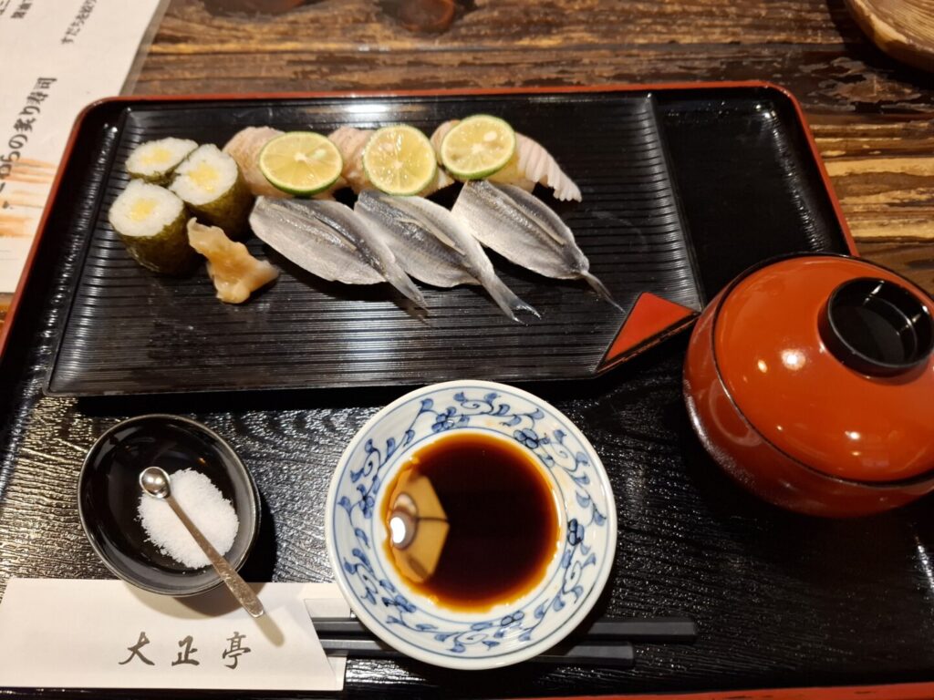筆者が岡山県の倉敷美観地区を訪れた際に食事をした大正亭のままかり寿司のセットを撮った写真