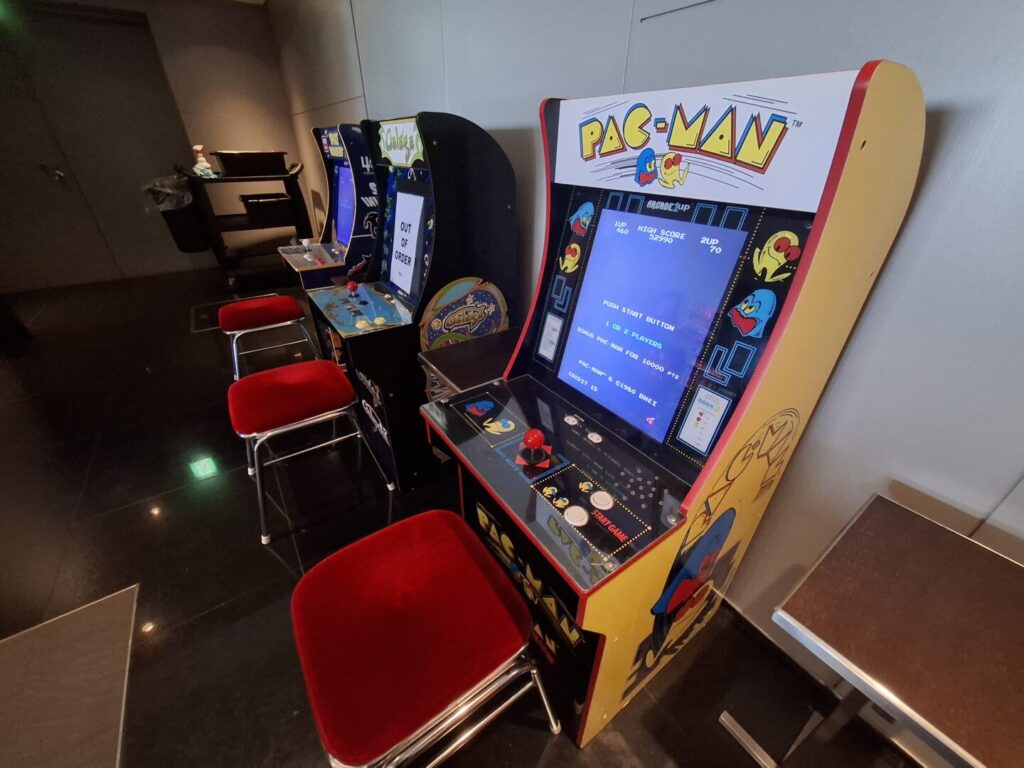 筆者が訪れた成田空港の第2ターミナルのラウンジKocooにあるアーケードゲーム機のパックマンやギャラガなどが並んでいる写真