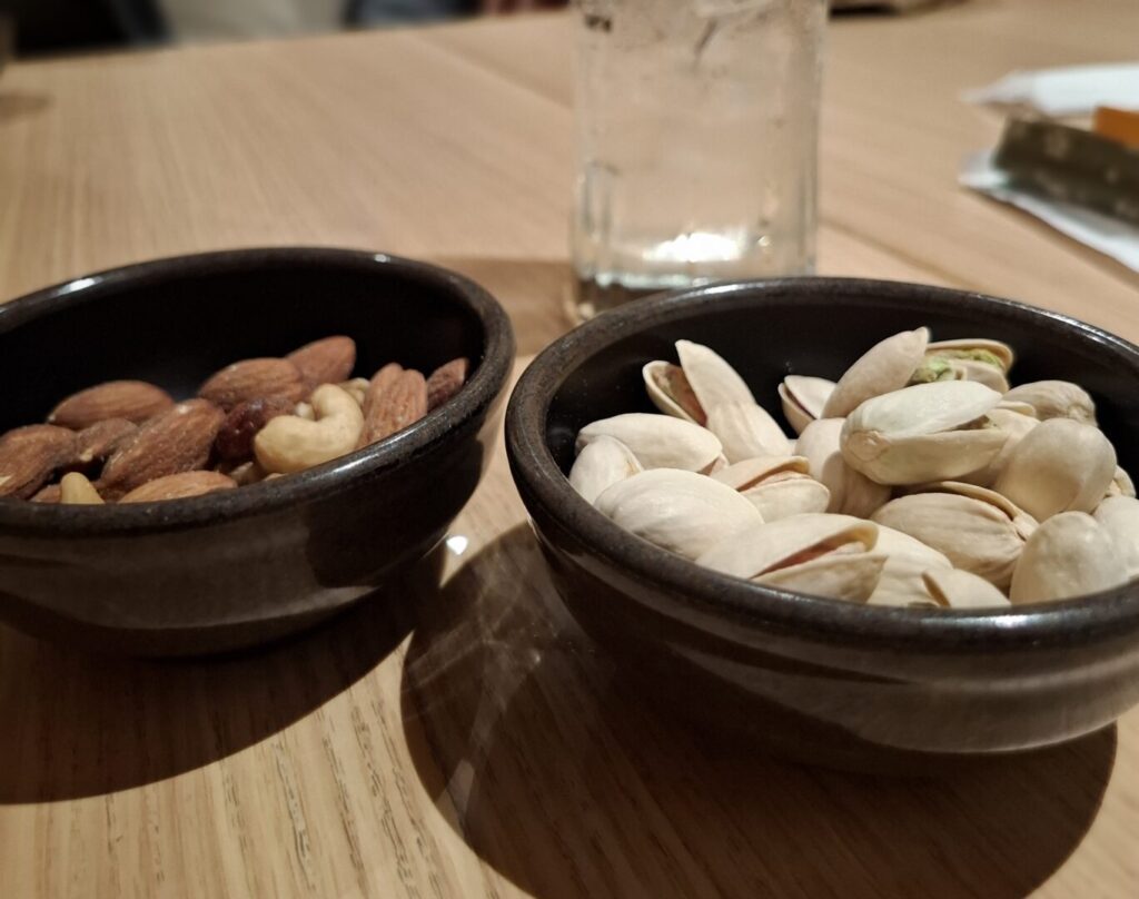 筆者が宿泊したカンデオホテルズ福山でハッピーアワーで提供されたナッツ類をアップで撮った写真
