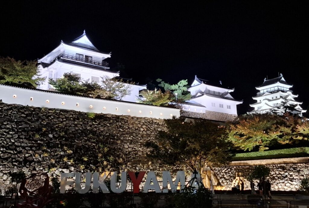 筆者が広島県の福山市に3泊した際に訪れた夜の福山城を撮った写真