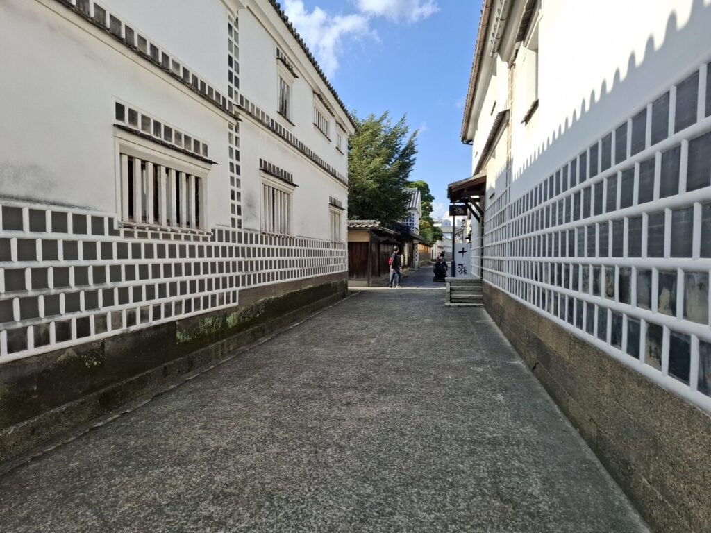 筆者が岡山県の倉敷美観地区を訪れた際に撮った白いなまこ壁の倉庫群の写真