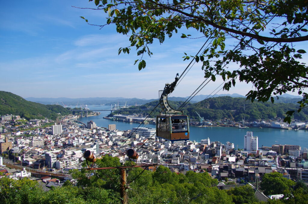 筆者が訪れた広島県の尾道で、坂ノ途中からロープウェイを撮った写真