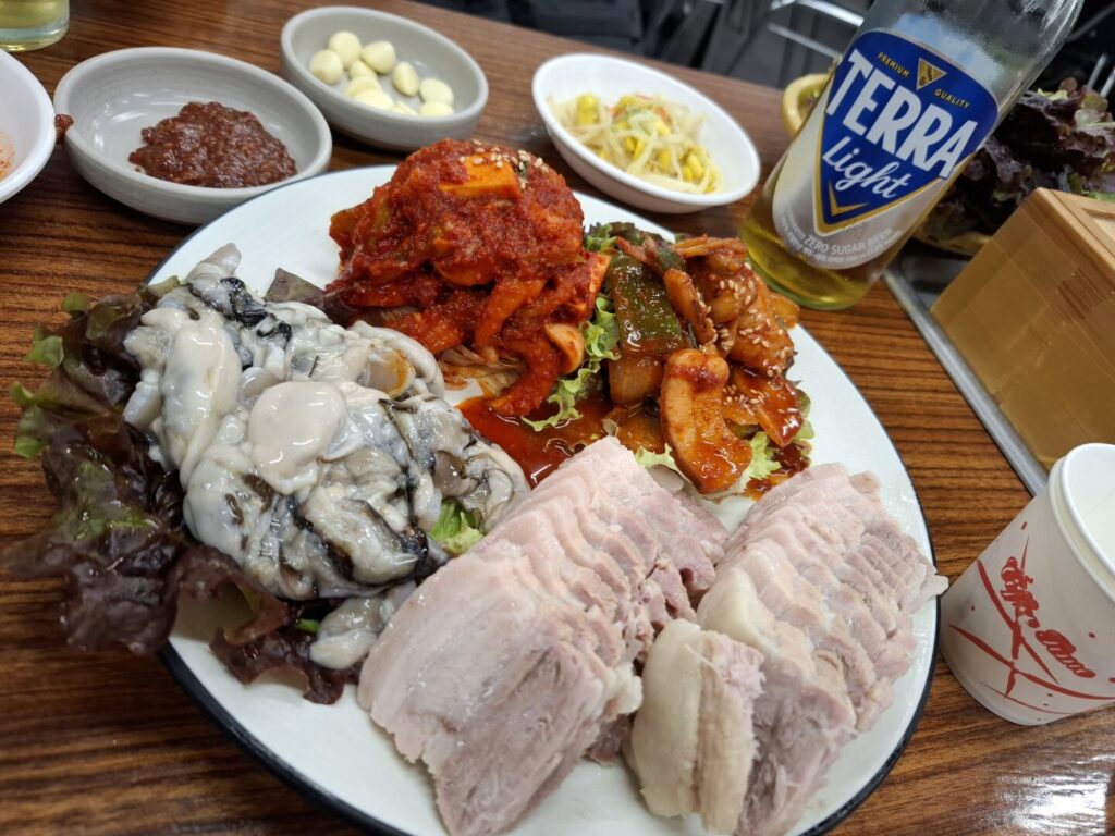 筆者がソウルの鍾路で訪れたサメチッでポッサムを注文した時に出てきたポッサムセットを撮った写真