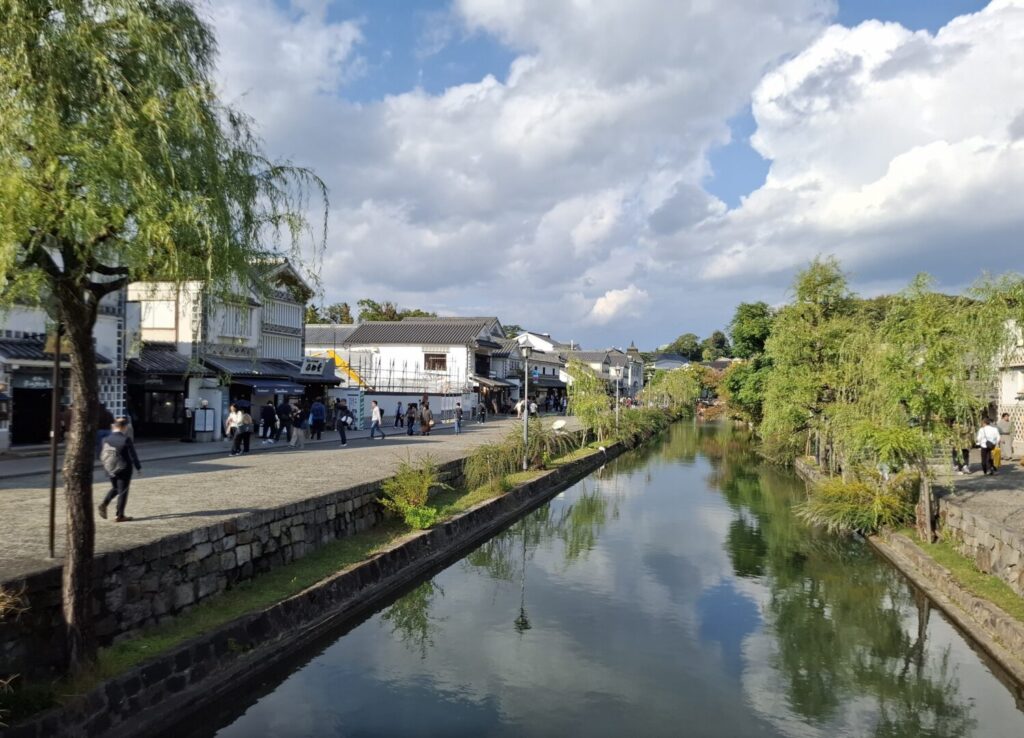 筆者が岡山県の倉敷美観地区を訪れた際に撮った倉敷川に雲が映っているのを撮った写真