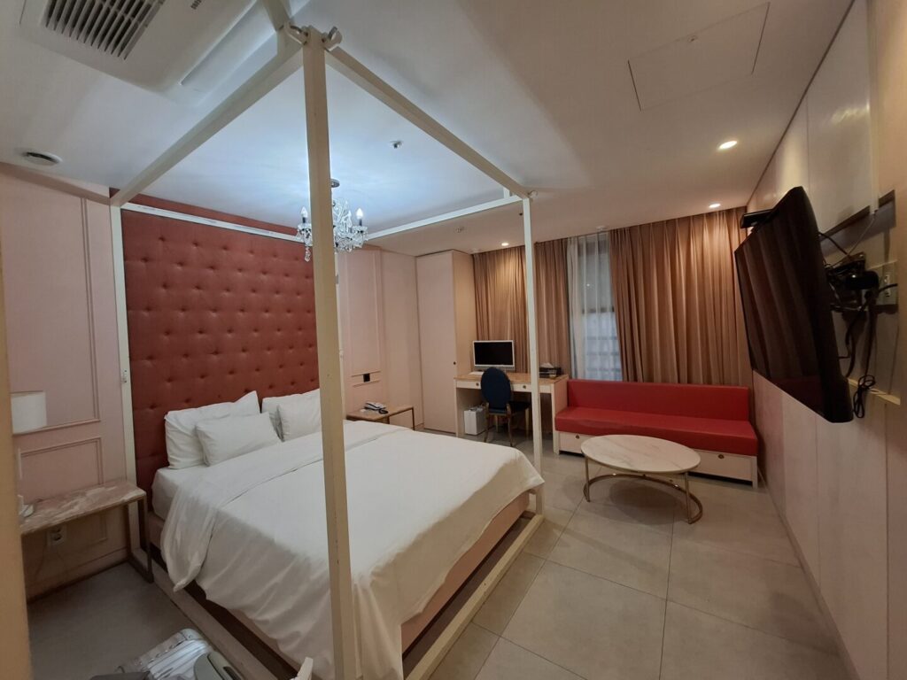 筆者がソウルの鍾路で宿泊したK World Hotelの部屋の様子を撮った写真