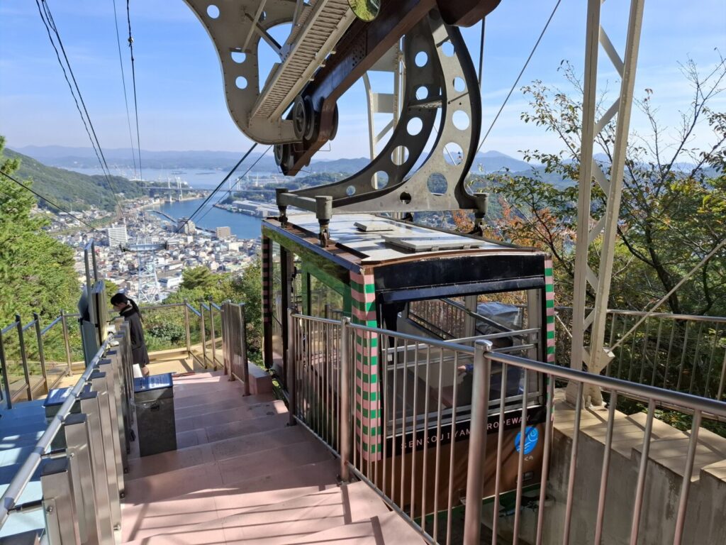筆者が訪れた広島県の尾道で、坂ノ途中からロープウェイの駅で到着したばかりのロープウェイを撮った写真
