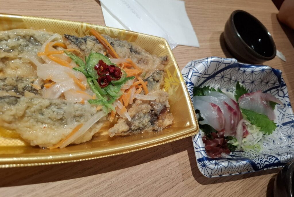 筆者が宿泊したカンデオホテルズ福山でハッピーアワーで食べた南蛮漬けと鯛の刺身を撮った写真