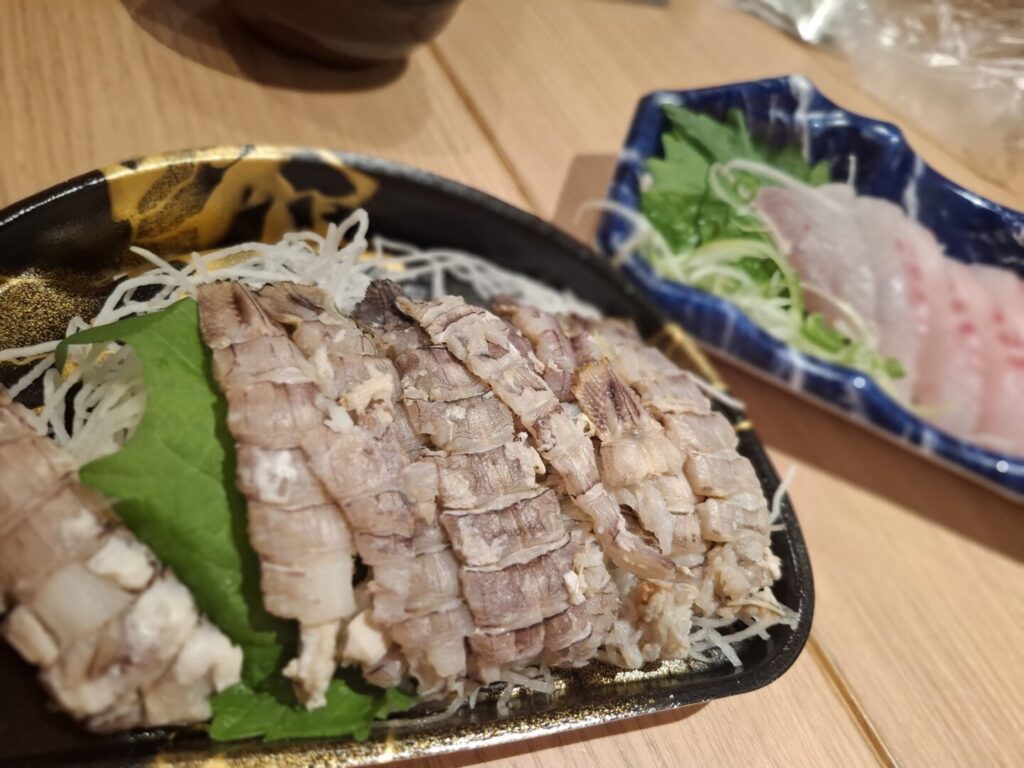 筆者が宿泊したカンデオホテルズ福山でハッピーアワーで食べたシャコと尾道産天然真鯛の刺身をアップで撮った写真
