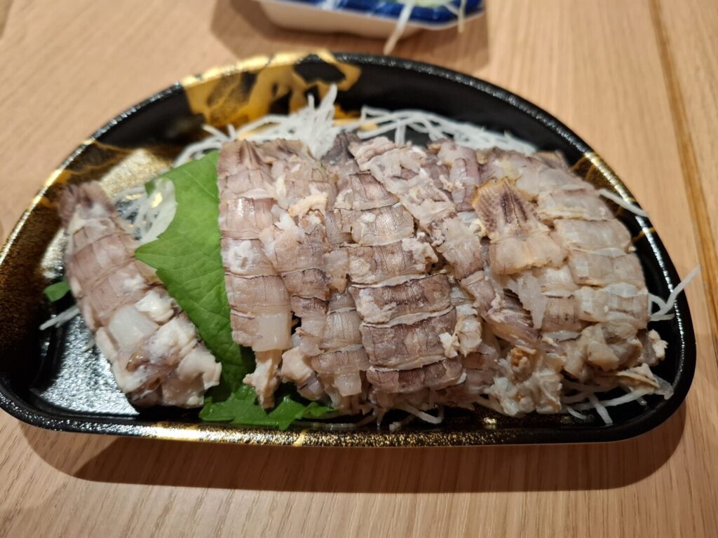 筆者が宿泊したカンデオホテルズ福山でハッピーアワーで食べた蝦蛄の刺身を撮った写真