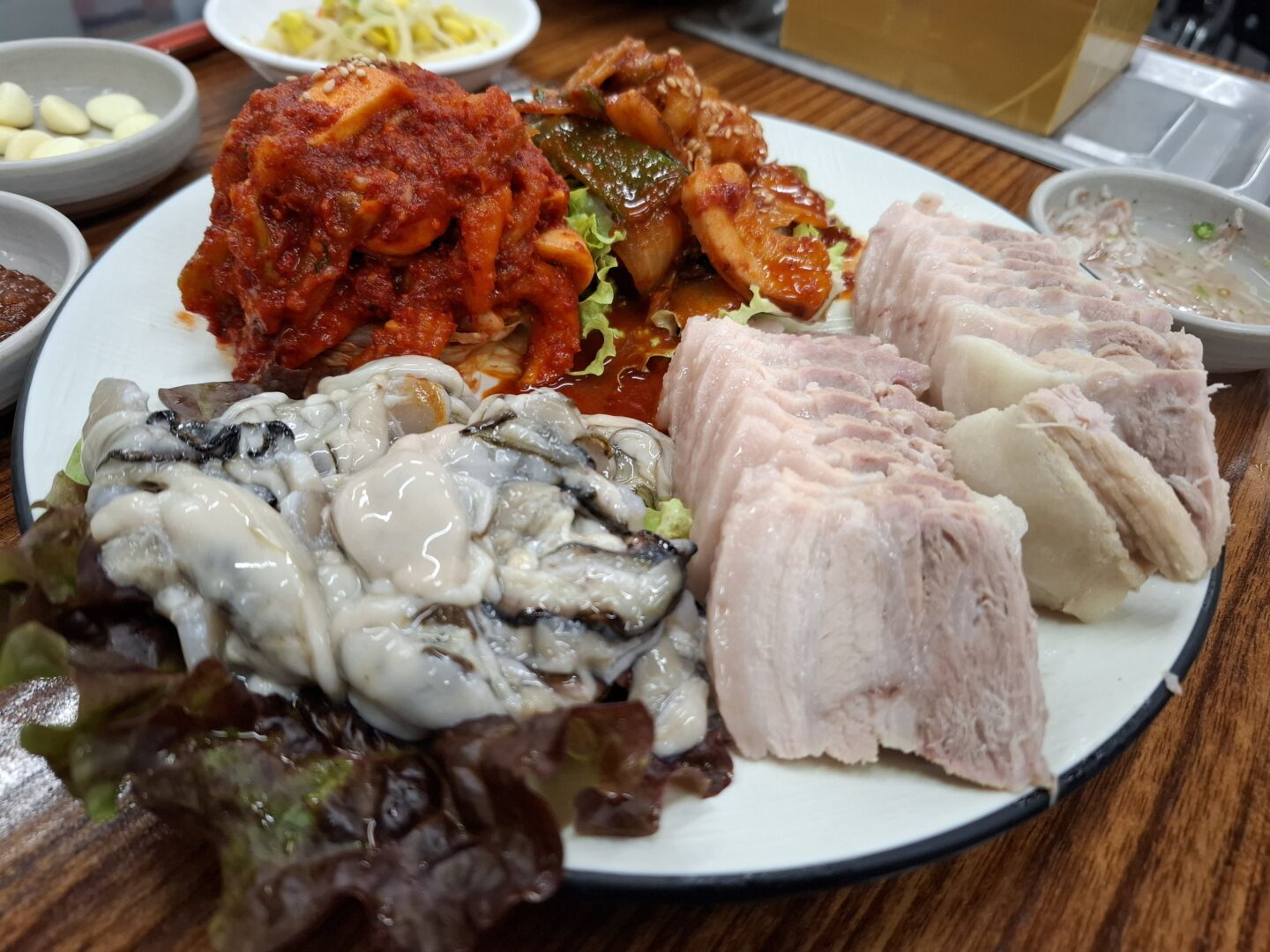筆者がソウルの鍾路で訪れたサメチッで食べた牡蠣ポッサムを撮った写真