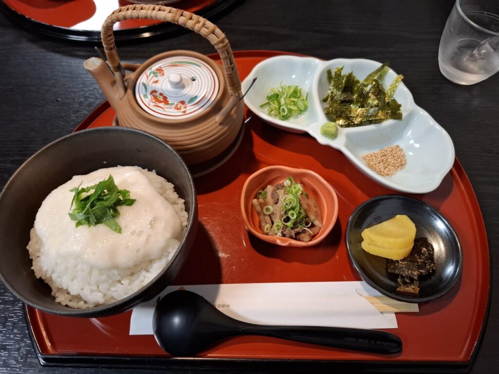 筆者が広島県の福山市の季節料理衣笠で食べたうずみのセットを撮った写真