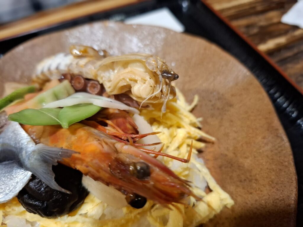 筆者が岡山県の倉敷美観地区を訪れた際に食事をした大正亭のばら寿司のエビをアップで撮った写真