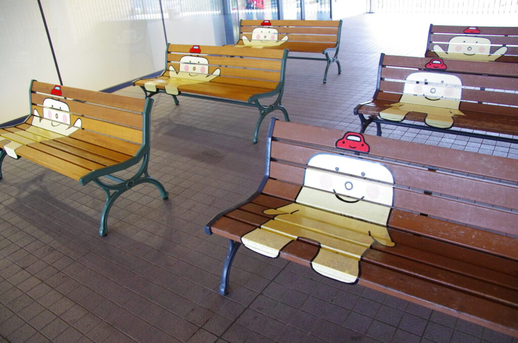 筆者が訪れた広島県から愛媛県までのしまなみ海道のサービスエリアでベンチに書かれているキャラクターを撮った写真