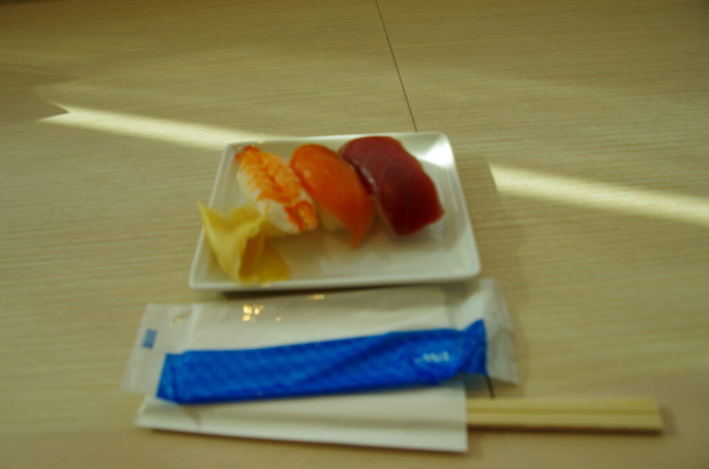 筆者が訪れた成田空港のANAラウンジで、朝の時間帯のサービスとして寿司を握っていただいた寿司を撮った写真