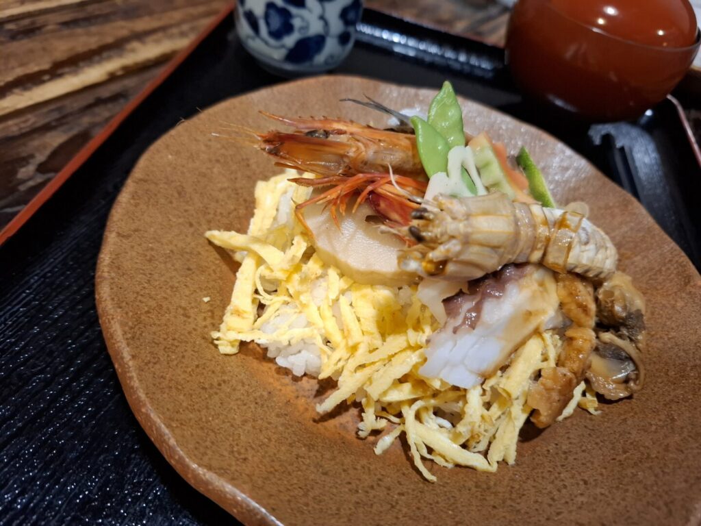 筆者が岡山県の倉敷美観地区を訪れた際に食事をした大正亭のばら寿司のシャコをメインで撮った写真