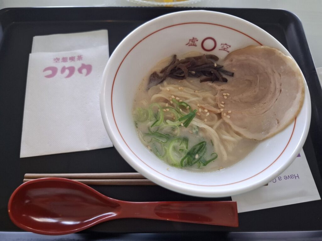 筆者が訪れた成田空港の第2ターミナルのラウンジKocooで提供されるとんこつラーメンをとった写真