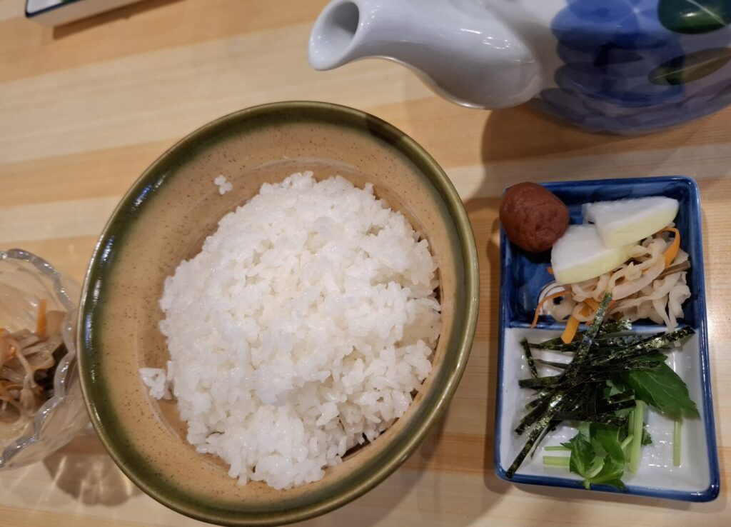 筆者が訪れた広島県福山市で福山駅前の魚勝で食べた郷土料理のうずみを撮った写真