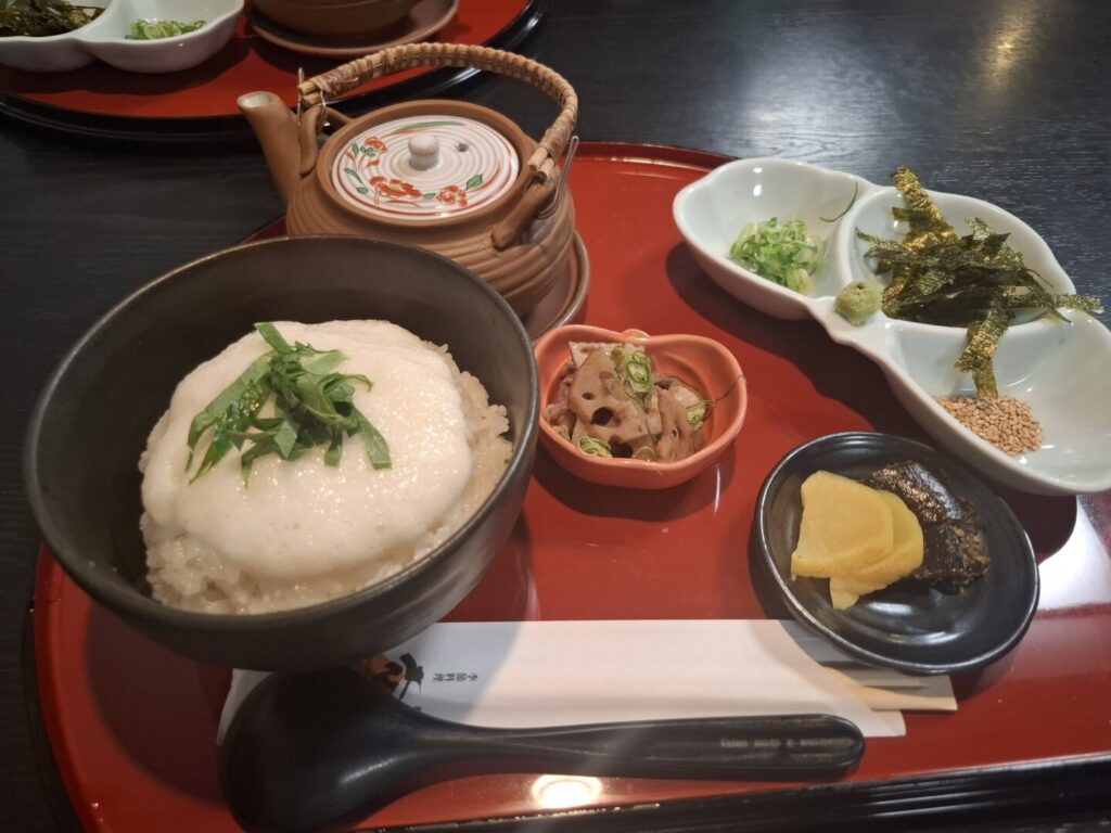 筆者が広島県の福山市の季節料理衣笠で食べた名物郷土料理うずみのセットをアップで撮った写真