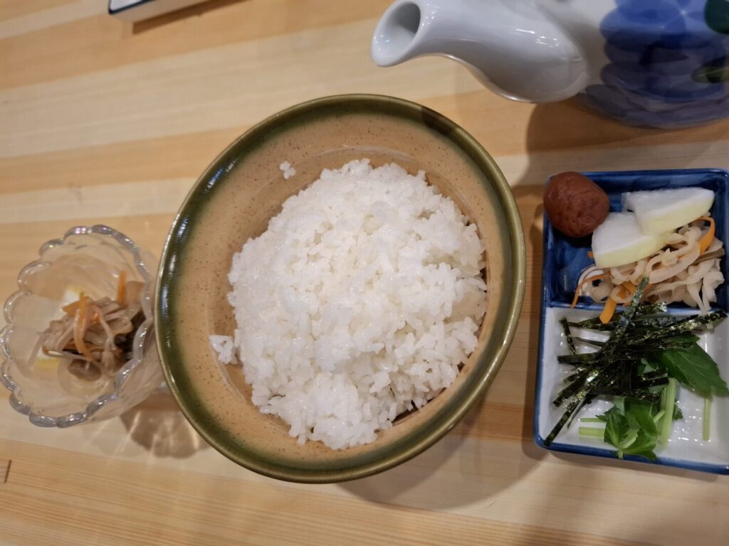 筆者が広島県の福山市の割烹魚勝で食べたうずみのセットで漬物がわかるように撮った写真