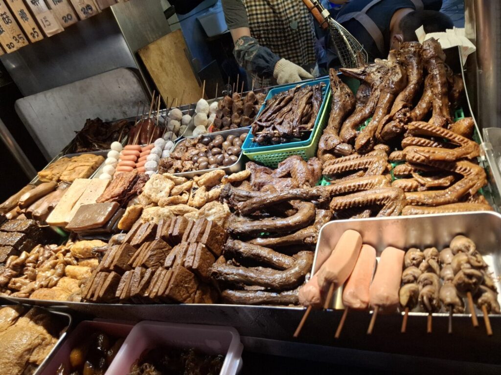 筆者が台湾の饒河街観光夜市の東山鴨頭屋台で、おでんのように具材が並んでいる様子を撮った写真