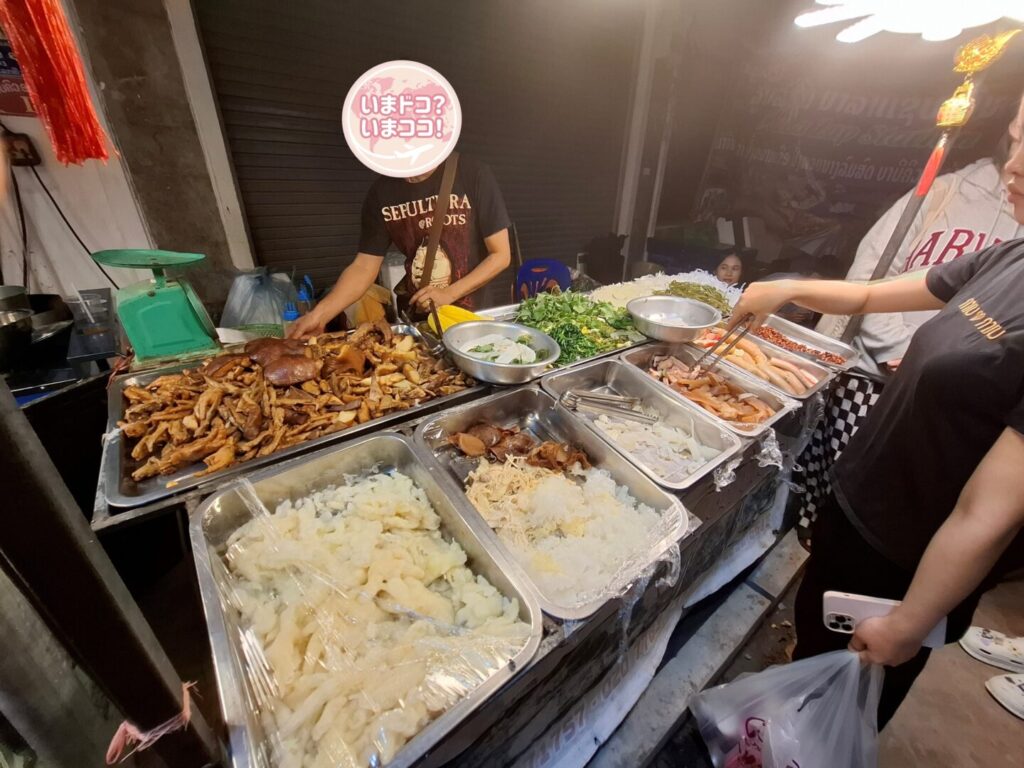 筆者がラオスのビエンチャンで見つけた滷味屋台で多くの人が並んで具材を選んでいる様子を撮った写真