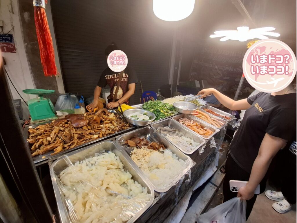 筆者がラオスのビエンチャンで見つけた滷味屋台で具材を選んでいる様子を撮った写真