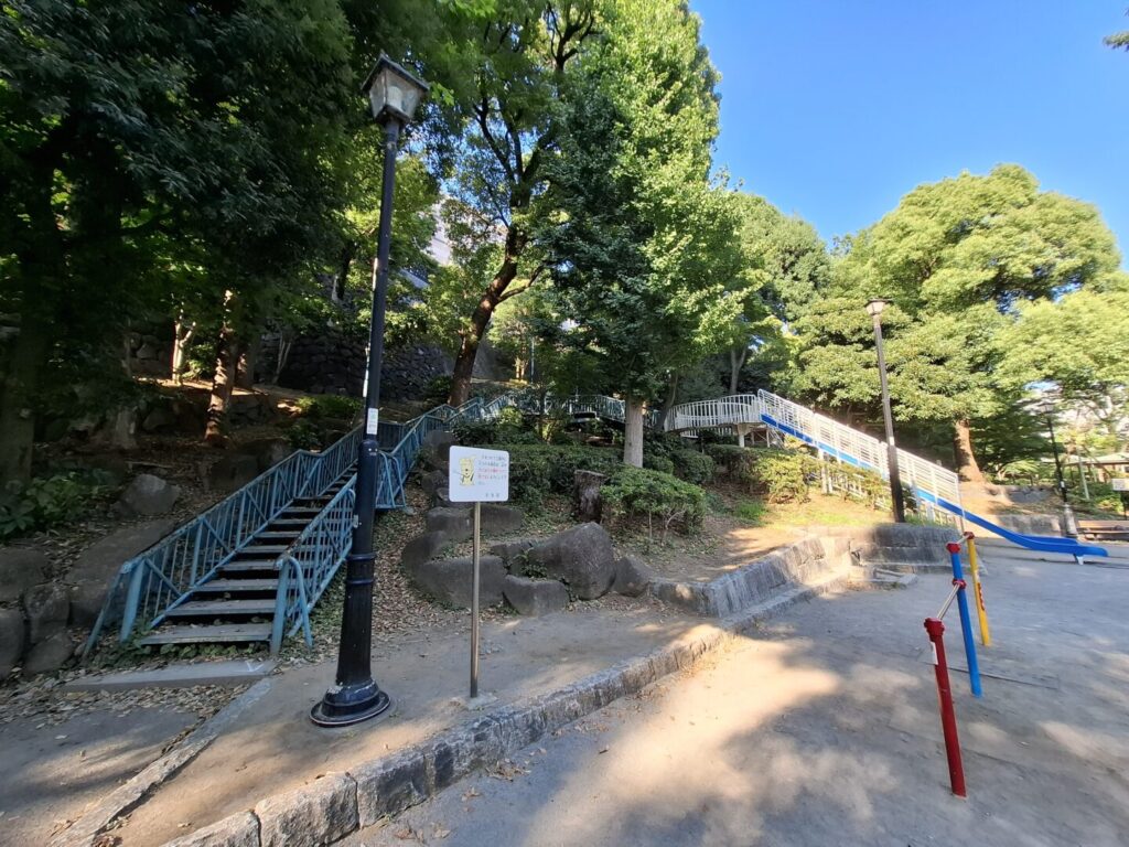 筆者が訪れたホテル椿山荘からリーガロイヤルホテル東京に向かう途中に通った空中遊歩道のすべり台と空中遊歩道を下から撮った写真
