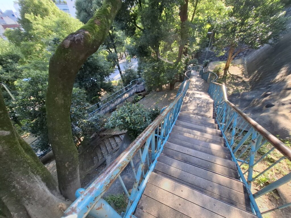 筆者が訪れたホテル椿山荘から早稲田に向かう途中に通った空中遊歩道で階段がつづら折りになっていて、アスレチックのようになっている様子を撮った写真
