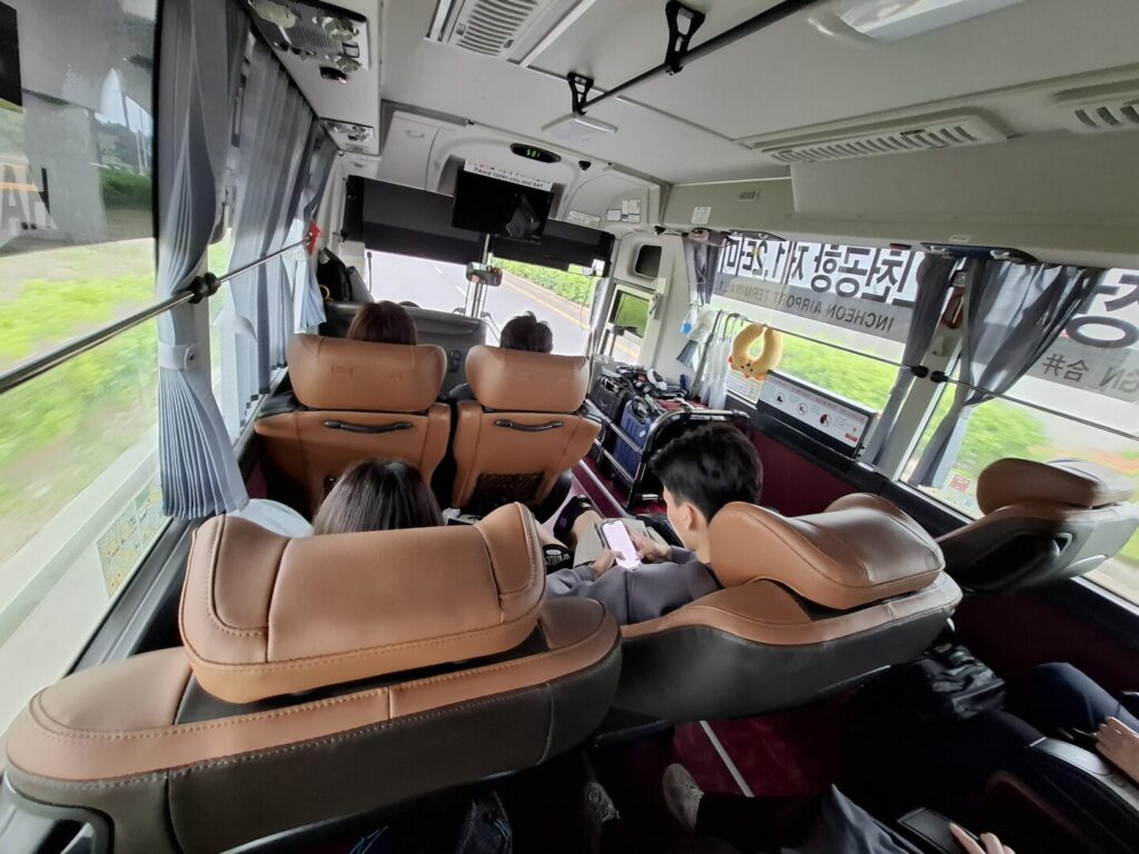 筆者が乗ったソウルの仁川空港からソウル市街に向かうリムジンバス車内の様子
