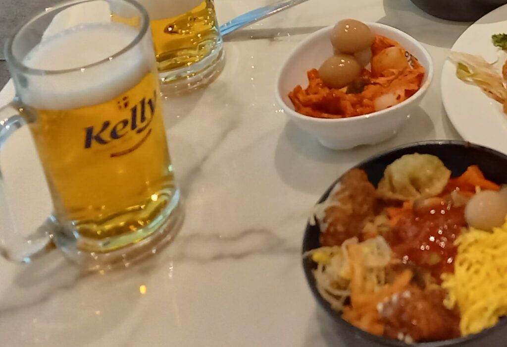 筆者が訪れた韓国の仁川空港で、プライオリティパスで入れるスカイハブラウンジで生ビールＫｅｌｌｙとサラダを撮った写真