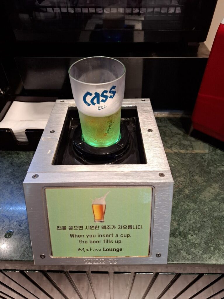 筆者が訪れた韓国の仁川空港で、プライオリティパスで入れるMatinaラウンジの生ビールCASSを撮った写真