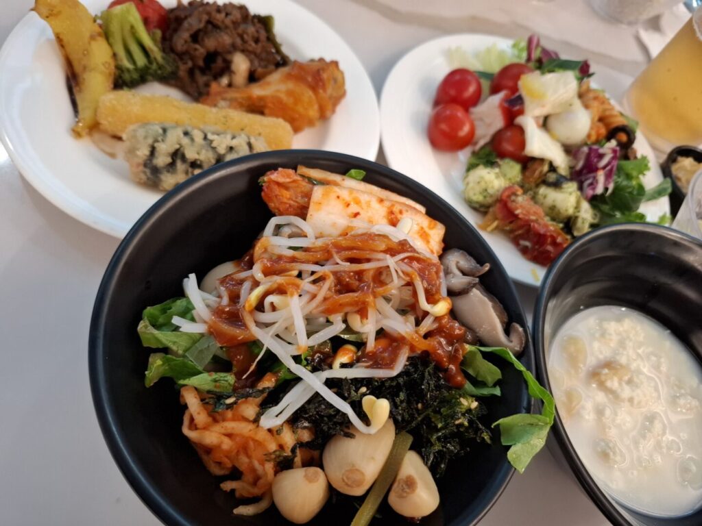 筆者が訪れた韓国の仁川空港で、プライオリティパスで入れるMatinaラウンジでアレンジして作ったビビンパとサラダを撮った写真