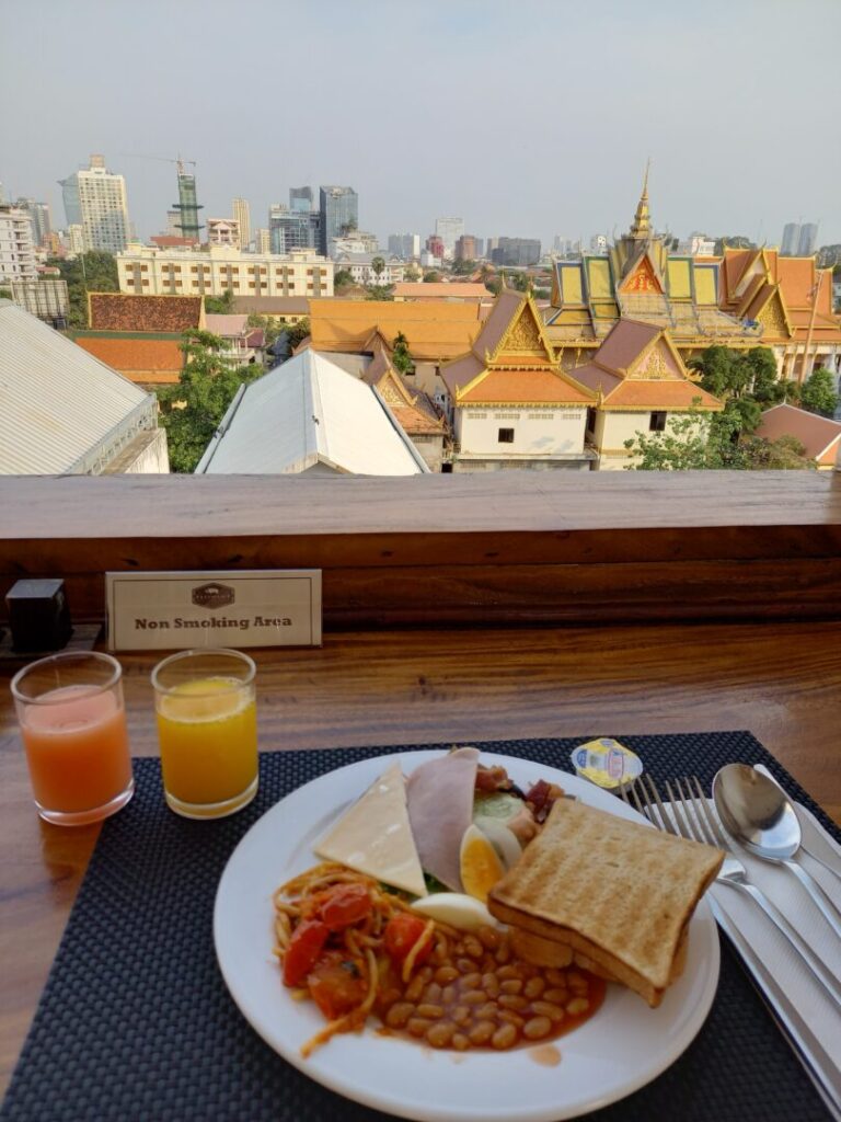 筆者がプノンペンで宿泊したPatio Hotel & Urban Resortの朝食会場から料理と外の景色を撮った写真