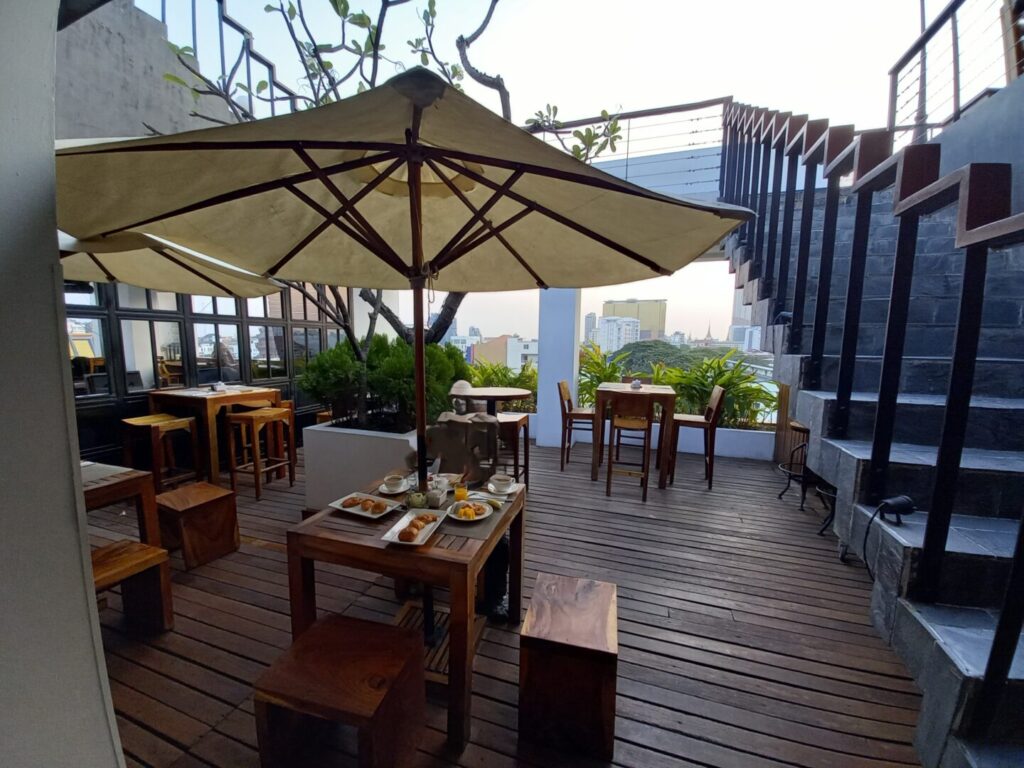 筆者がプノンペンで宿泊したPatio Hotel & Urban Resortで屋上のプールに向かう階段の横のテラスでいただいた朝食を撮った写真