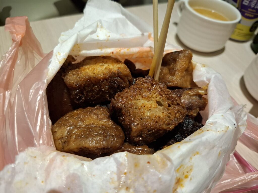 筆者が台湾の饒河街観光夜市の東山鴨頭屋台テイクアウトしてホテルに持ち帰った東山鴨頭料理をアップで撮った写真