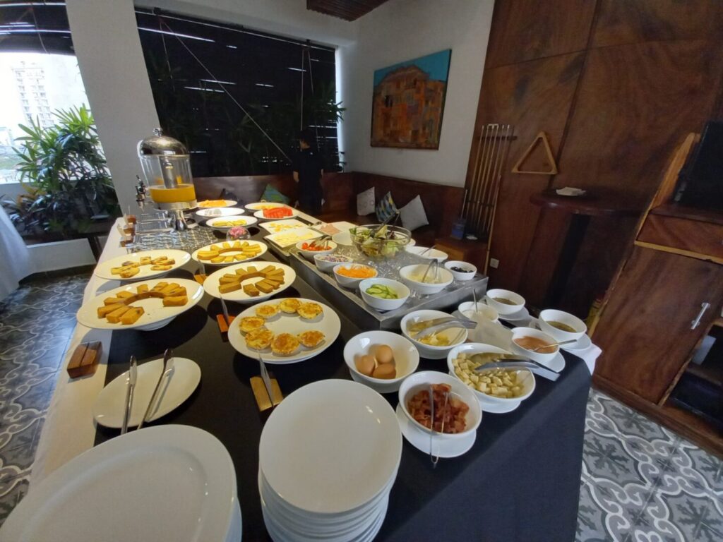 筆者がプノンペンで宿泊したPatio Hotel & Urban Resortの朝食のビュッフェ会場に並んでいる料理をアップで撮った写真