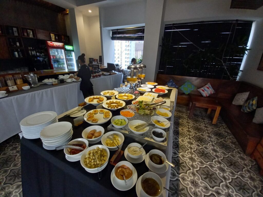 筆者がプノンペンで宿泊したPatio Hotel & Urban Resortの朝食のビュッフェ会場に並んでいるたくさんの料理を全体的に撮った写真