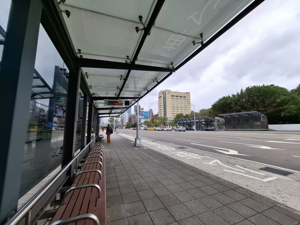 筆者が金瓜石に行くときにNo965のバスに乗ったMRT北門駅前のバス停から通りを撮った写真