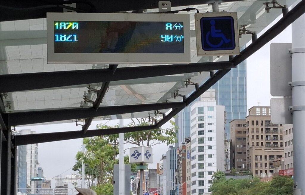 筆者が金瓜石に行くときにNo965のバスに乗ったMRT北門駅前のバス停にある電光掲示板を撮った写真